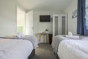 3 chambres, bureau, fer et planche à repasser, lit parapluie