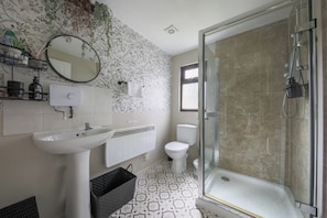 Douche, sèche-cheveux, serviettes fournies, savon
