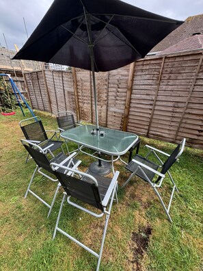 Outdoor dining - Thorpe Park Lodge | Ground Floor Detached + 2 Free Gated Parking Spaces (Egham)