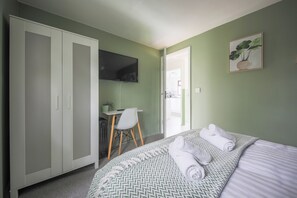 3 habitaciones, escritorio y tabla de planchar con plancha 