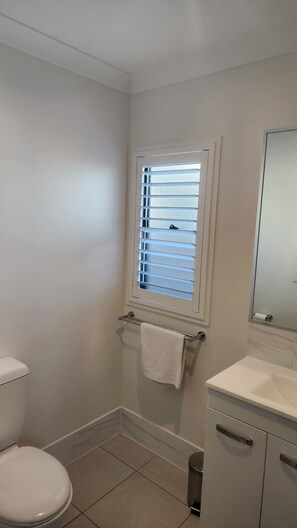 Dusche, Haartrockner, Handtücher, Toilettenpapier