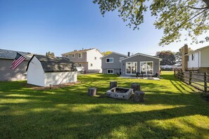 Exterior - Charming 3-bedroom house on the Canal! Fireplace! Firepit! Pets Welcome! (Harrison Twsp)