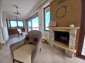 Smart TV, fireplace