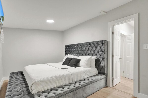 2 dormitorios, tabla de planchar con plancha, ropa de cama