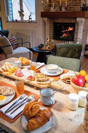 Petit déjeuner continental (10 EUR par personne)