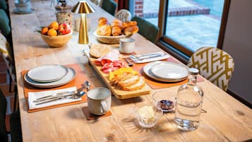 Daily continental breakfast (EUR 10 per person)