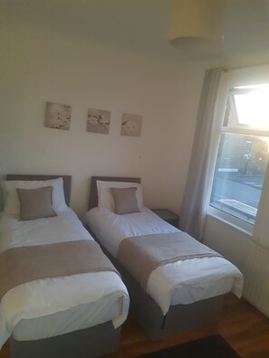 4 chambres, fer et planche à repasser, Wi-Fi, draps fournis