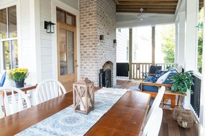 Outdoor dining - Laurel Cottage in the heart of Harpers Ferry (Harpers Ferry)