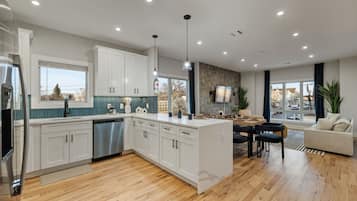 Kjøleskap, mikrobølgeovn, ovn og kokeplater