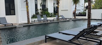 New 3-bedroom apartment with swimming pool, on the seafront.