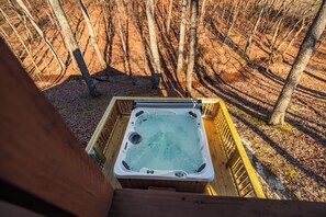 Outdoor spa tub - Large cabin-Game Room,Hot tub,Kid Friendly (Monteagle)