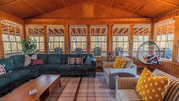 Smart TV, fireplace, books, stereo