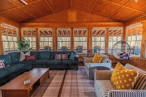 Smart-TV, Kamin, Bücher, Stereoanlage