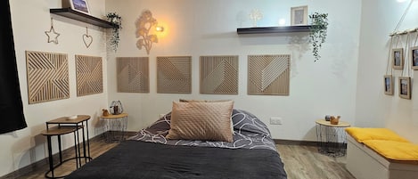 1 bedroom, bed sheets