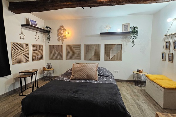 1 bedroom, bed sheets