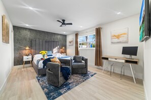 7 chambres, bureau, fer et planche à repasser, lit parapluie