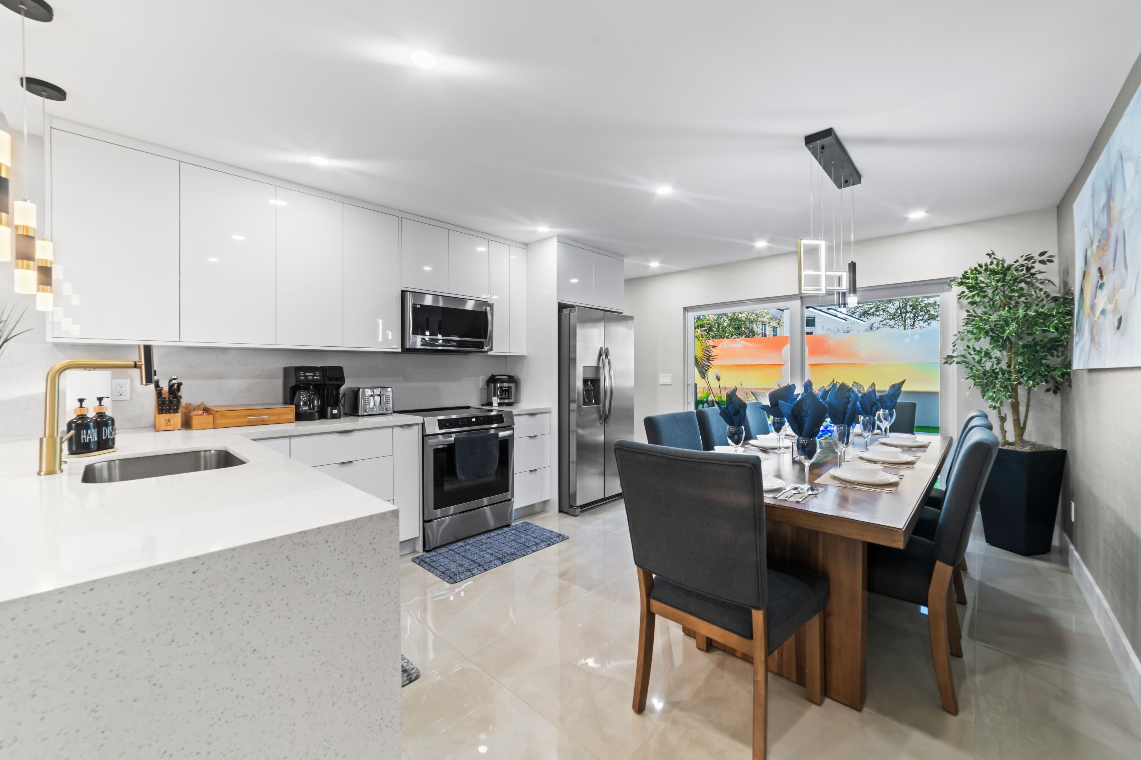 Frigorifero, microonde, forno, piano cottura