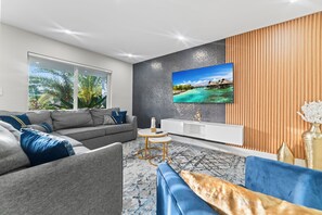 TV connectée, cheminée, écrans d'ordinateur