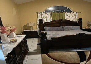 2 habitaciones, tabla de planchar con plancha, wifi y ropa de cama 