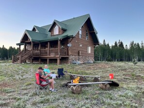 Exterior - 5 Bd/3.5 Bath Cabin Near Zion/Bryce/Monuments/Brianhead w/pooltable firepit BBQ (Duck Creek Village)