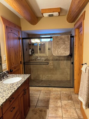 Secador de cabelo, toalhas de banho, sabonete, papel higiênico