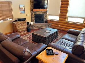 Una Smart TV, una chimenea, videojuegos