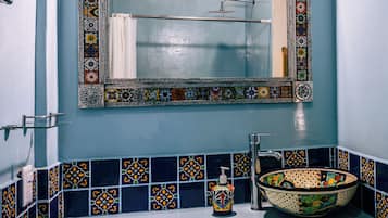 Dutxa, assecador de cabells, tovalloles i sabó