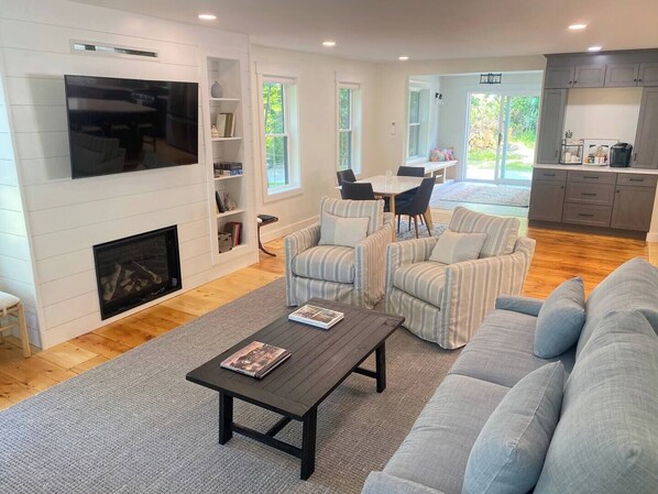 Télévision, cheminée, espaces bureaux