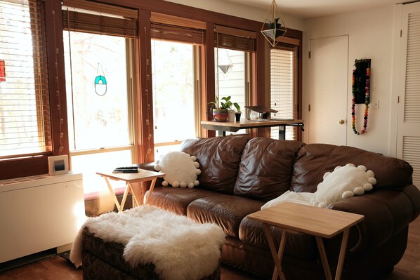 Living area - Lovely 1-bedroom condo with heated pool, hot tub (Bend)