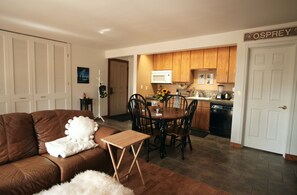 Living area - Lovely 1-bedroom condo with heated pool, hot tub (Bend)
