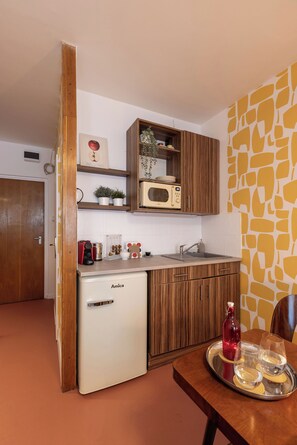 Fridge, microwave, stovetop, coffee/tea maker