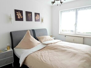2 bedrooms, iron/ironing board, travel crib, free WiFi - Lake Constance pearl! Cozy 3.5 room apartment with beautiful garden near Lake Constance (Friedrichshafen)
