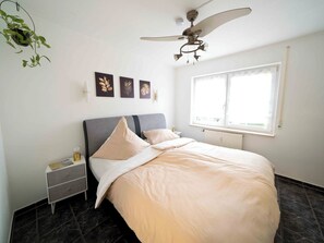 2 chambres, fer et planche à repasser, lit parapluie, Wi-Fi gratuit