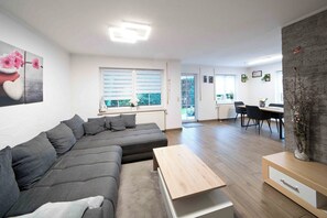 Smart TV, books - Lake Constance pearl! Cozy 3.5 room apartment with beautiful garden near Lake Constance (Friedrichshafen)