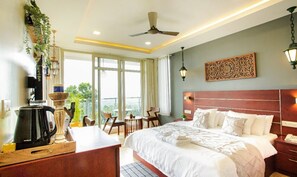 Värdeförvaringsskåp på rummet, skrivbord och arbetsyta för laptop