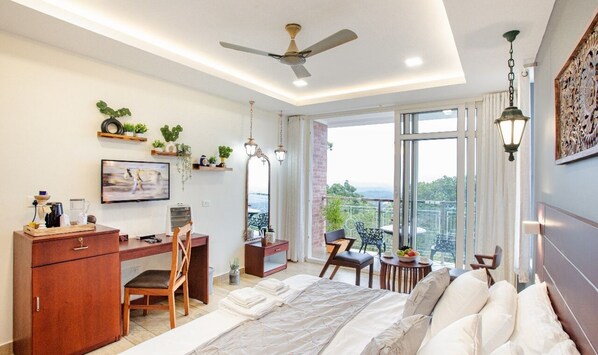 Lyxigt dubbelrum - balkong - utsikt mot dalen | Värdeförvaringsskåp på rummet, skrivbord och arbetsyta för laptop