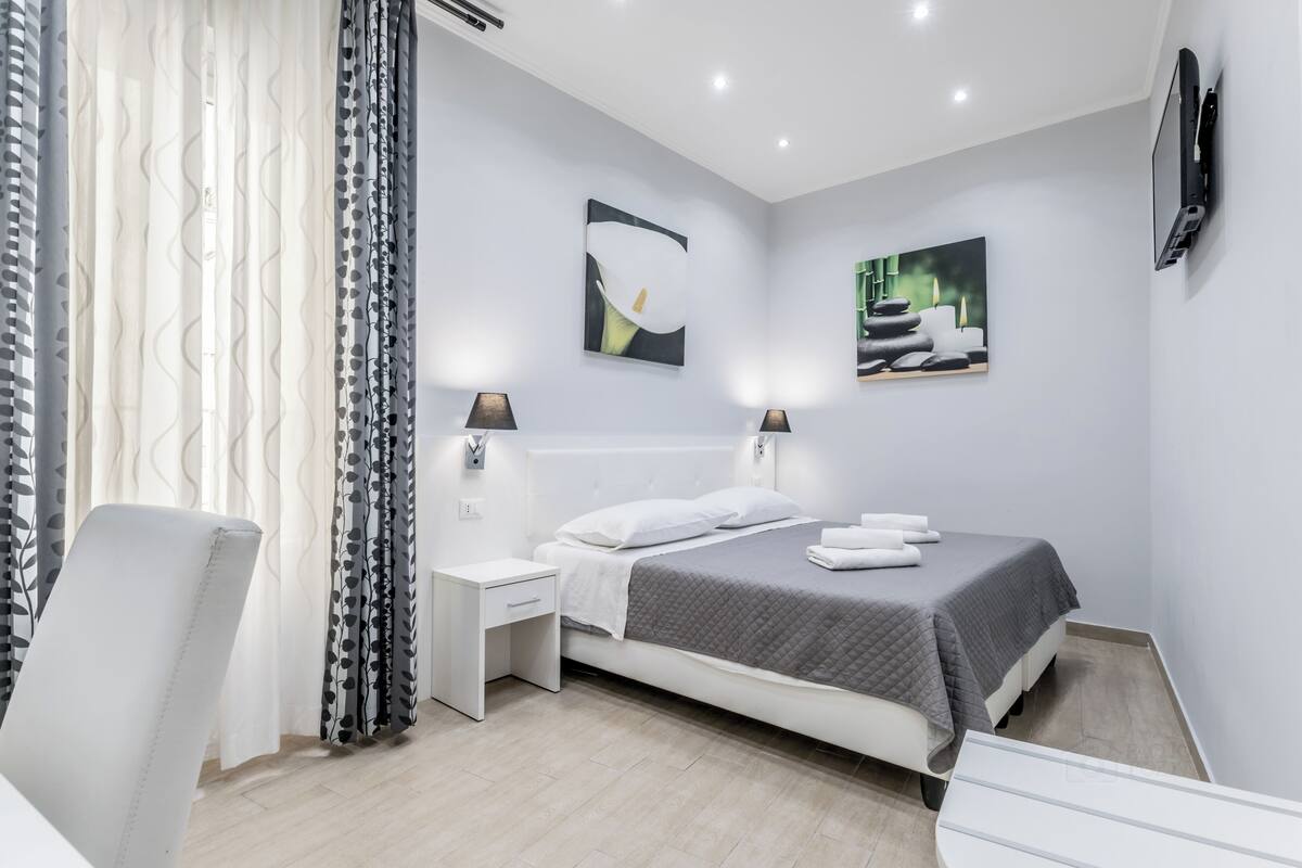 Standard Room, Non Smoking | In-room safe, iron/ironing board (on request), WiFi (free)