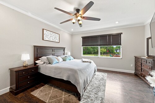 Luxury Pool Retreat, Gym, Sleeps 8–10
Peaceful 3-bedroom, 3-bath retreat