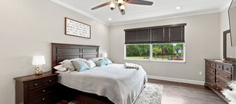Luxury Pool Retreat, Gym, Sleeps 8–10
Peaceful 3-bedroom, 3-bath retreat
