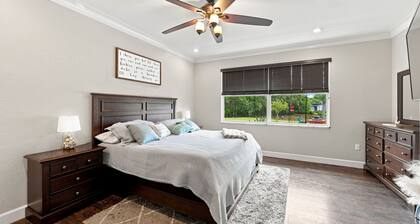 Luxury Pool Retreat, Gym, Sleeps 8–10
Peaceful 3-bedroom, 3-bath retreat
