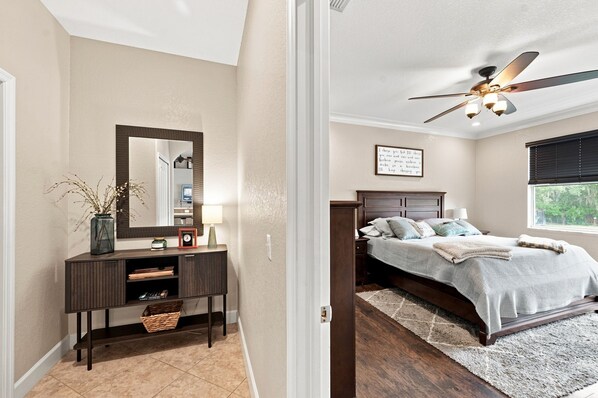 3 habitaciones, tabla de planchar con plancha, wifi y ropa de cama 