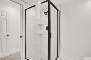 Shower, jetted tub, hair dryer, towels - Broadmoor1202~Gulf-Front Penthouse | 2BR Luxury Retreat (Orange Beach)