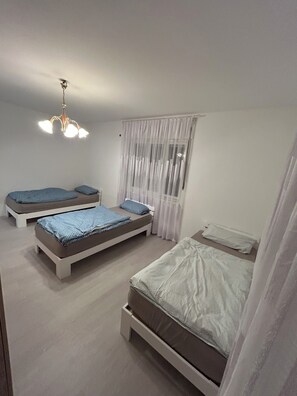2 chambres, fer et planche à repasser, Wi-Fi, draps fournis