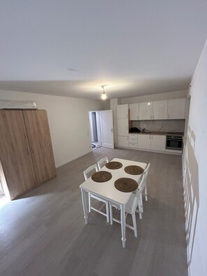 Dining - Comfortable apartment for up to 4 - 5 people - ideal for companies and fitters (Stuttgart)