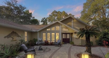 Pets OK! Welcome to tranquility! Heated Pool! 20 min from Three Sisters Springs.