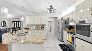 Kjøleskap, mikrobølgeovn, ovn og kokeplater