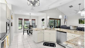 Kjøleskap, mikrobølgeovn, ovn og kokeplater