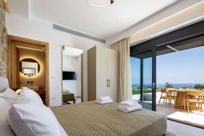 7 soverom, skrivebord, strykejern/-brett og reiseseng for barn