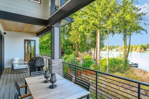 Outdoor dining - 4BR 4BA Modern Lakefront Lodge (Burien)