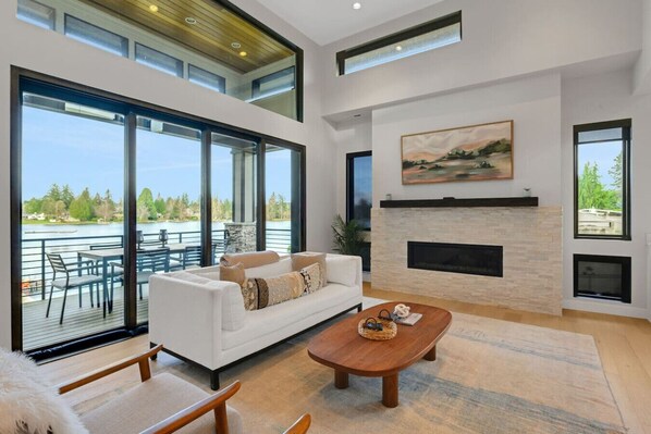 TV connectée, cheminée, chaîne hi-fi, espaces bureaux